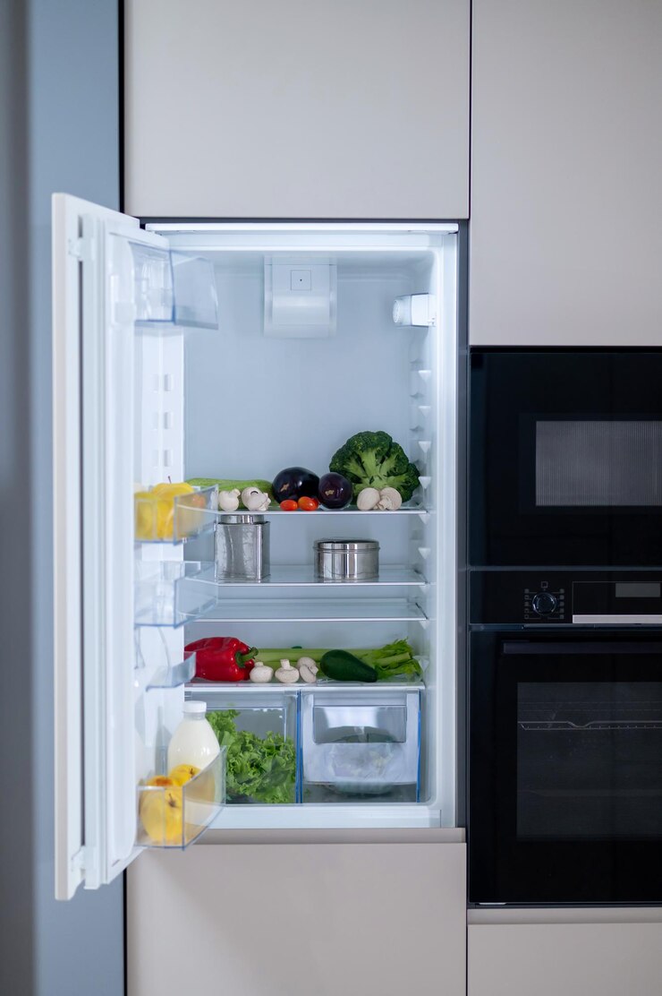 Встроенный холодильник с продуктами