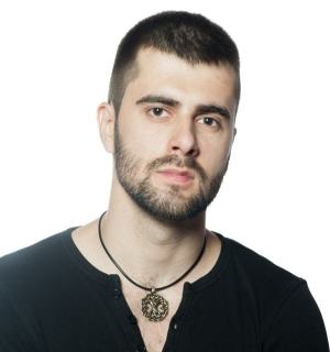 Кулон Древо жизни на молодом человеке