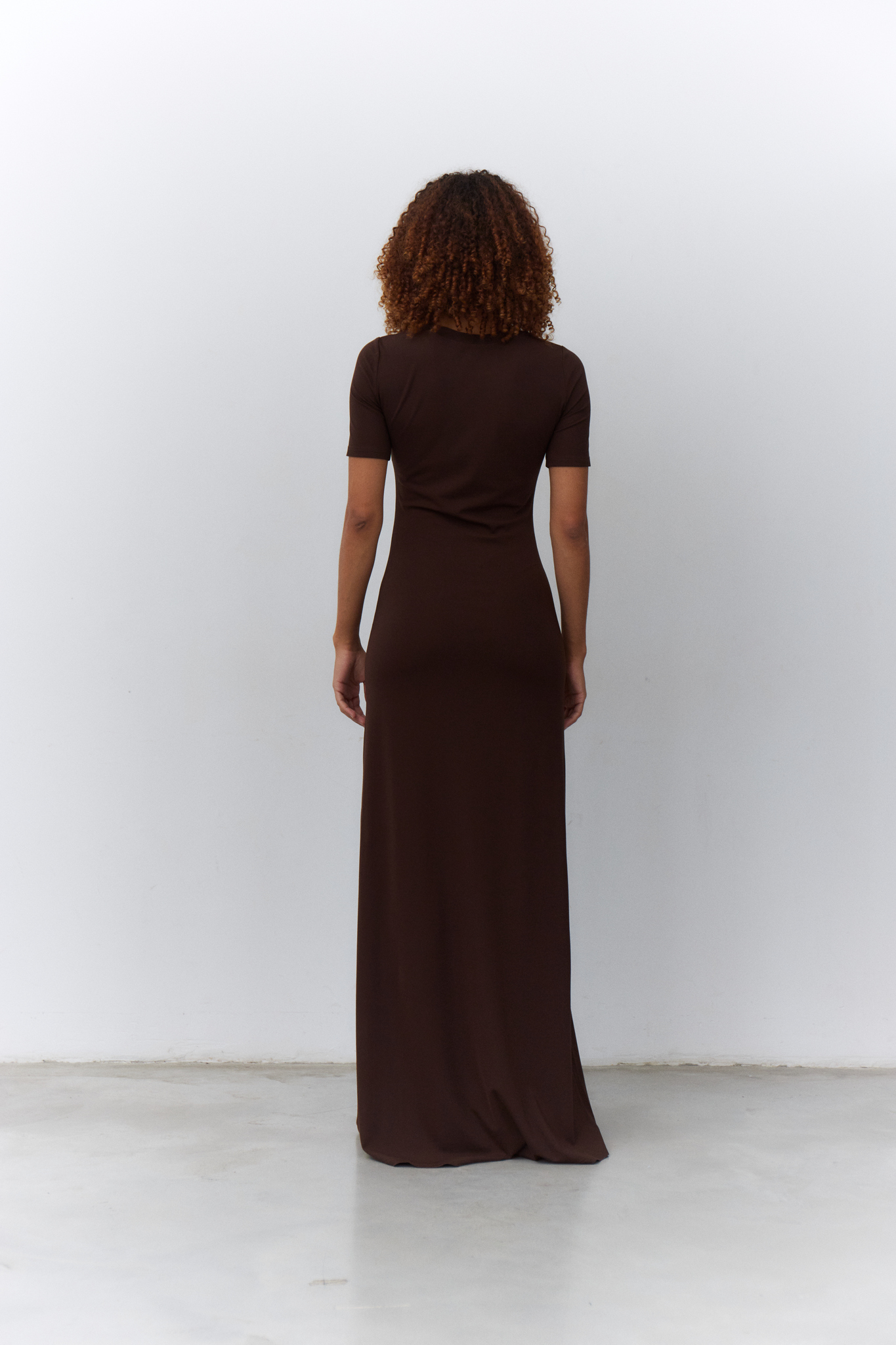 Девушка в платье темно шоколадного цвета