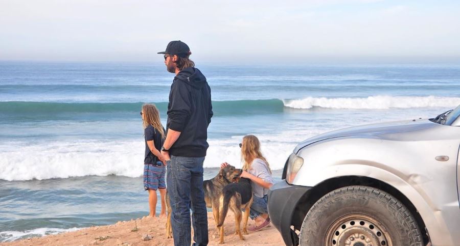 В поиске подходящих волн для урока серфинга. Марокко