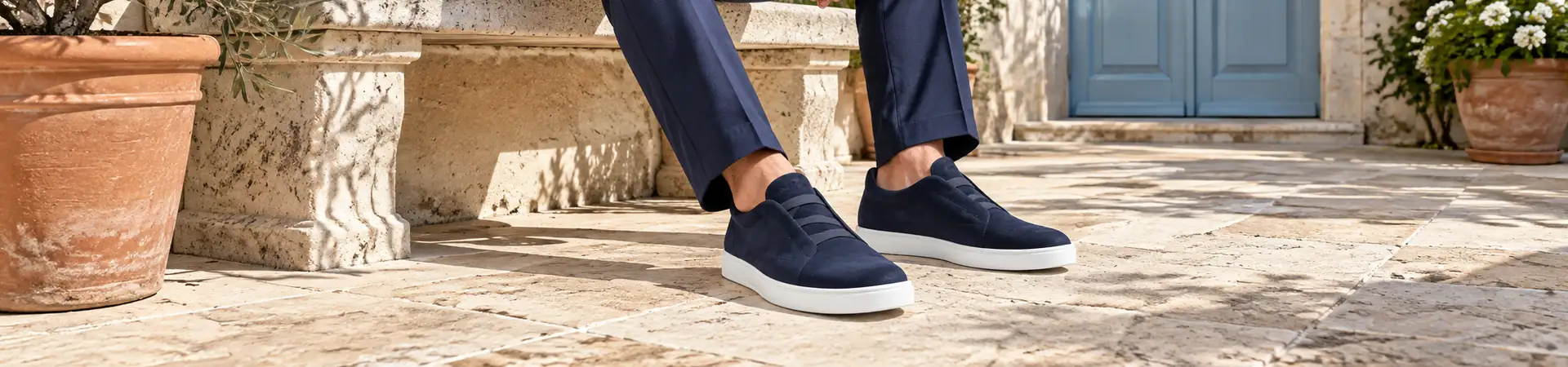 Лоферы бежевые от Loro Piana Summer Walk BP5-374668 в lifestyle-сцене к статье «Без шнурков: слипоны Zegna и лоферы Loro Piana»