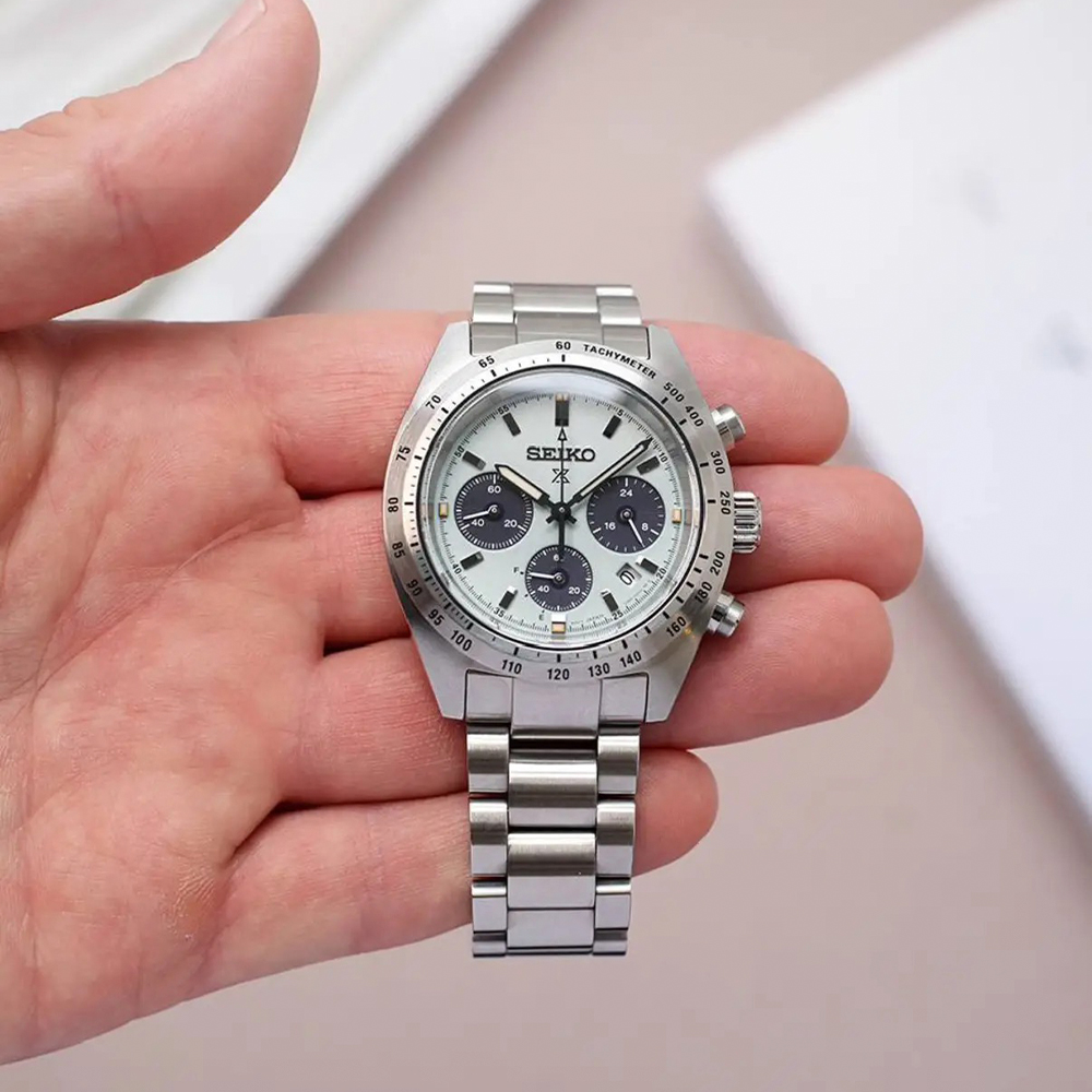 Seiko SSC965 &mdash; солнечный хронограф с мятно-зелёным циферблатом