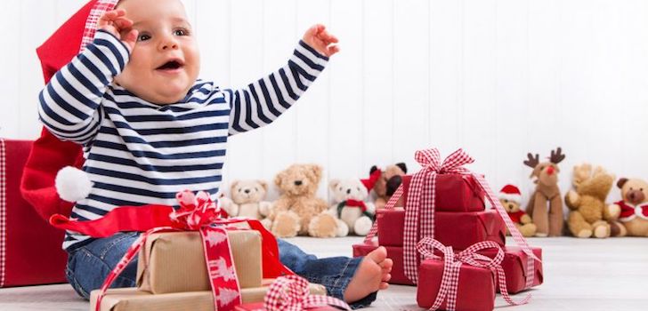 Новогодний подарок в ясли — малыш с новогодними подарками