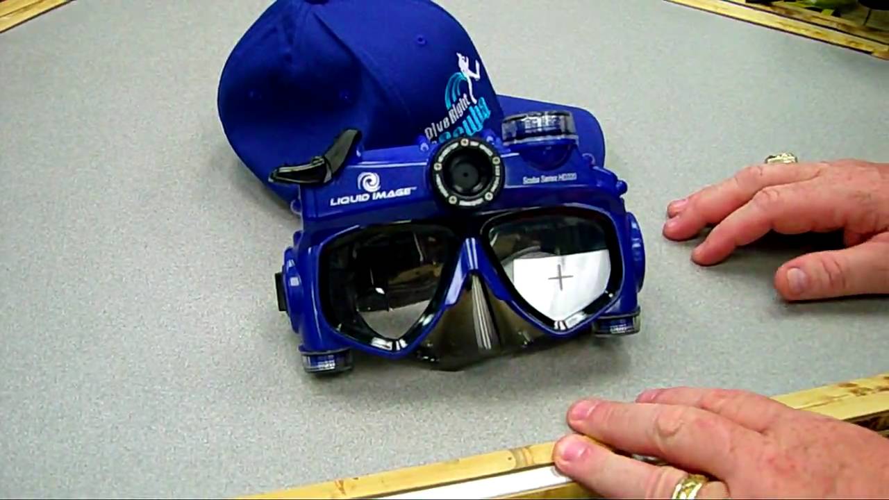 дайвер под водой с экшн камерой на маске