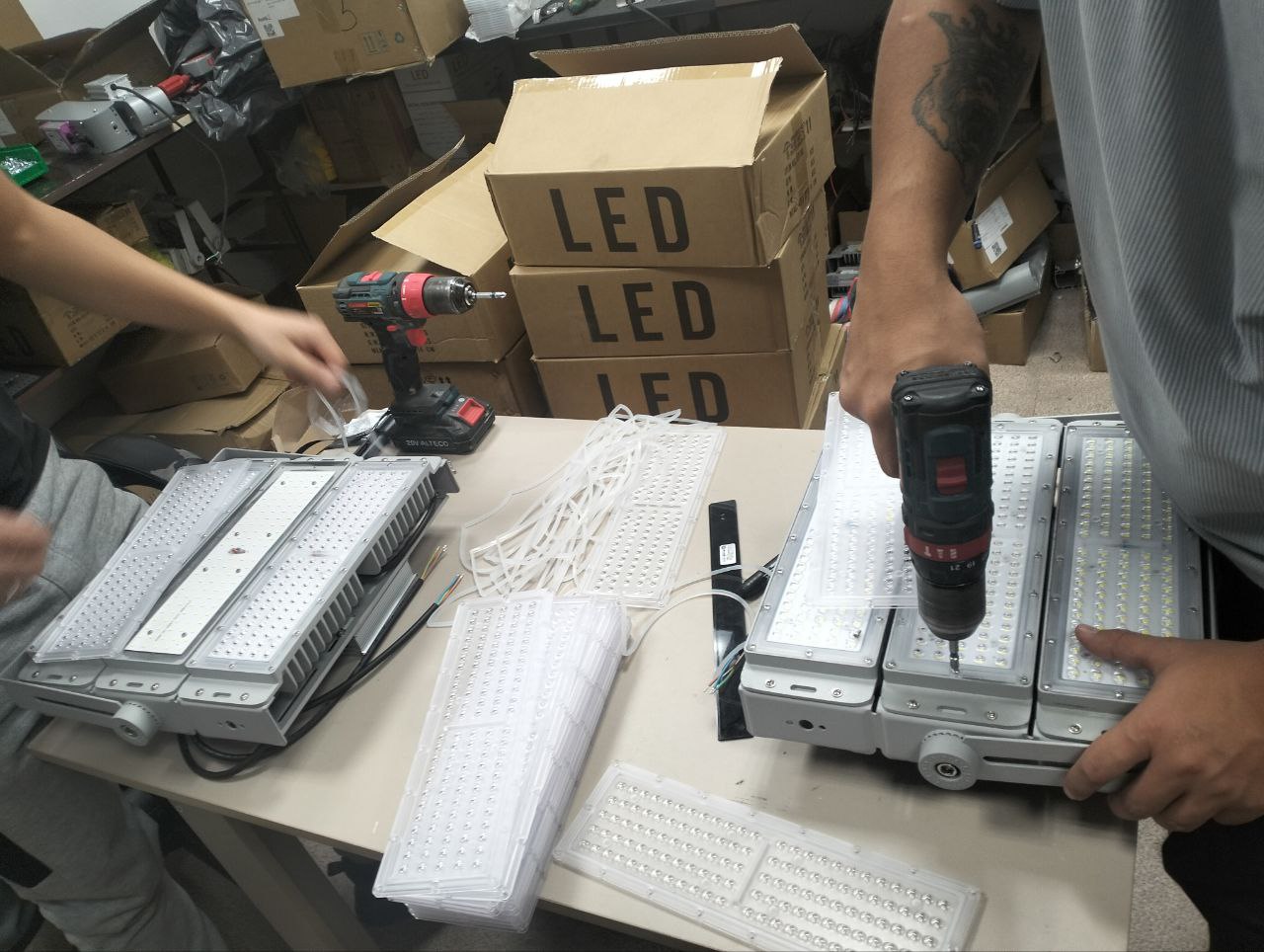 Высокое качество сборки: Ручная установка LED-модулей перед испытаниями.