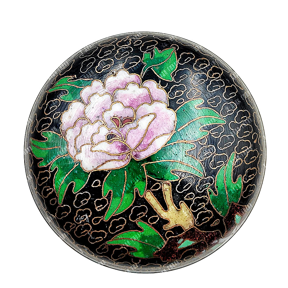 Старинная шкатулка с хризантемой в технике Cloisonne (Клуазоне). Бронза, эмаль. Китай. Первая половина XX века.   Размер: 7,8 х 4,5 см. Состояние отличное.   Антикварная круглая шкатулка округлой формы добавит восточный флер интерьеру. Тонкий восточный орнамент, яркие эмали, присущие этой технике, делают предметы непревзойденным образцом китайского декоративного искусства.