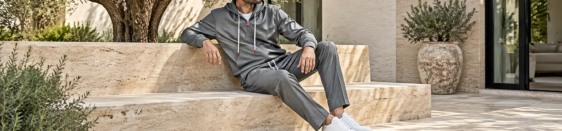 Спортивный костюм бежевый от Loro Piana BP5-820706 в lifestyle-сцене к статье «Спортивный костюм по частям: больше одного сочетания»