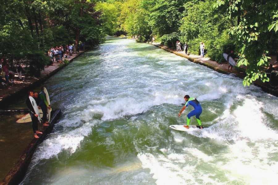 Eisbachwelle, речная волна в Мюнхене