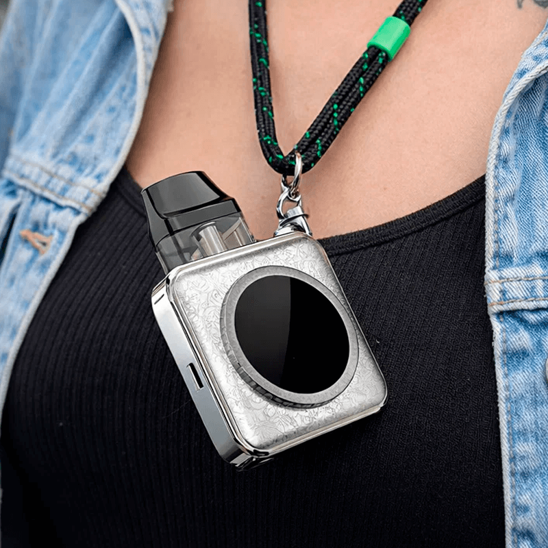 Vaporesso Xros 5 Nano висит на шее