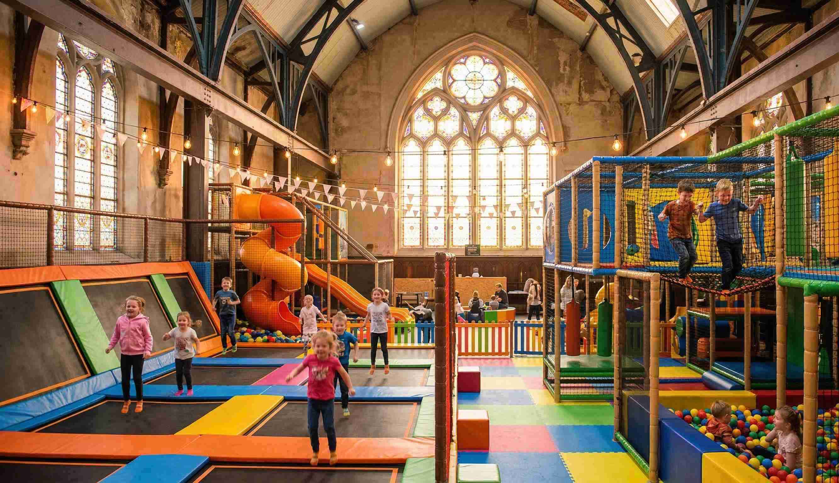 Просторный современный детский развлекательный центр