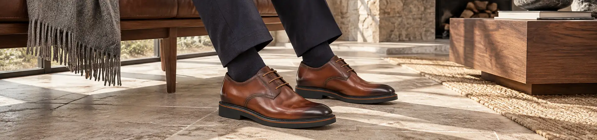 Джемпер тёмно-синий от Loro Piana BP5-835406 в lifestyle-сцене к статье «Коричневая обувь рядом с синим и серым трикотажем»