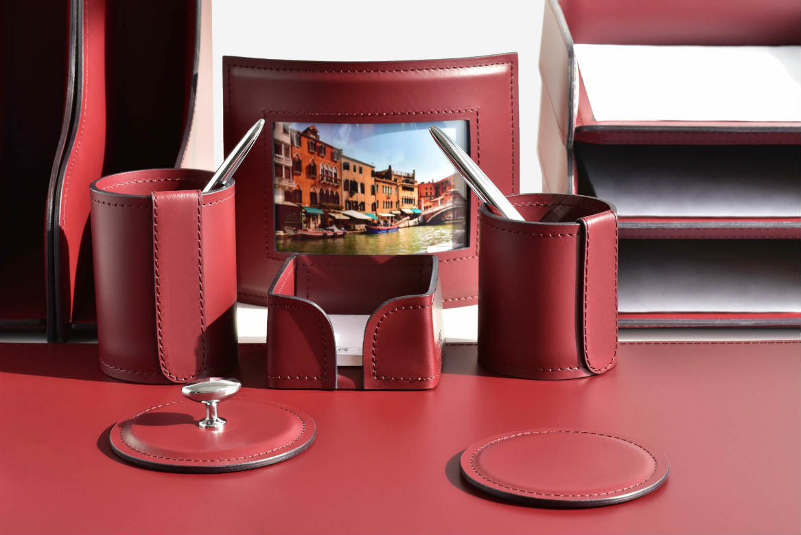 бордовый кожаный настольный набор