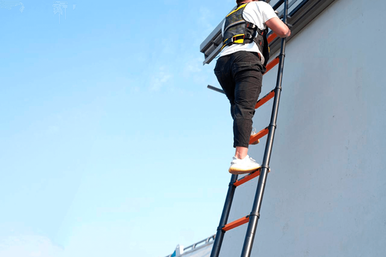 Рабочий лезет по стремянке Рабочий лезет по стремянке