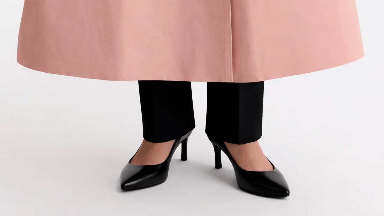 Трен с черными брюками