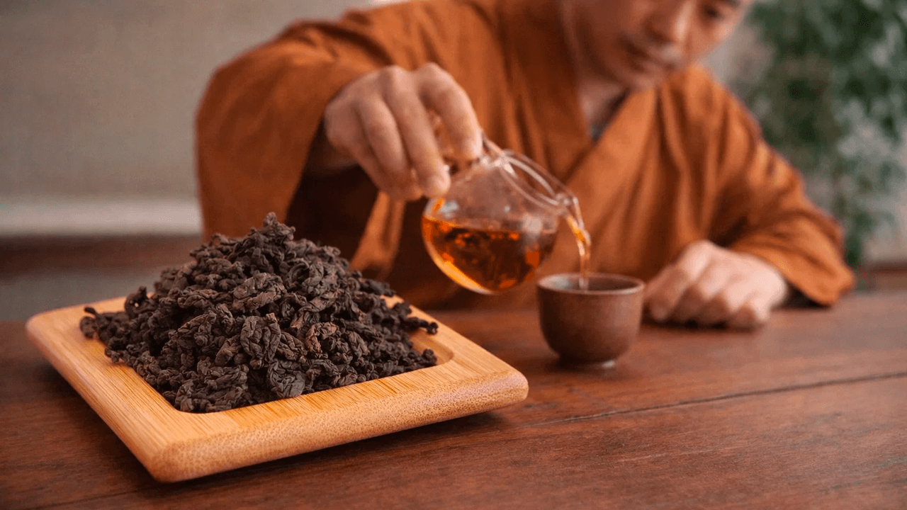 Чай Дун дин хун габа на столе Чай Дун дин хун габа на столе