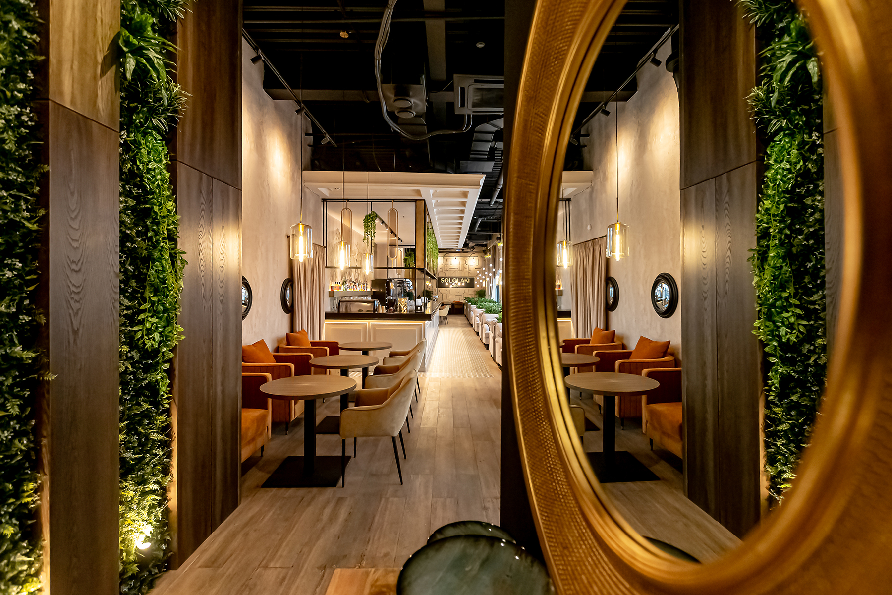 Вертикальное озеленение стен в ресторане грузинской кухни