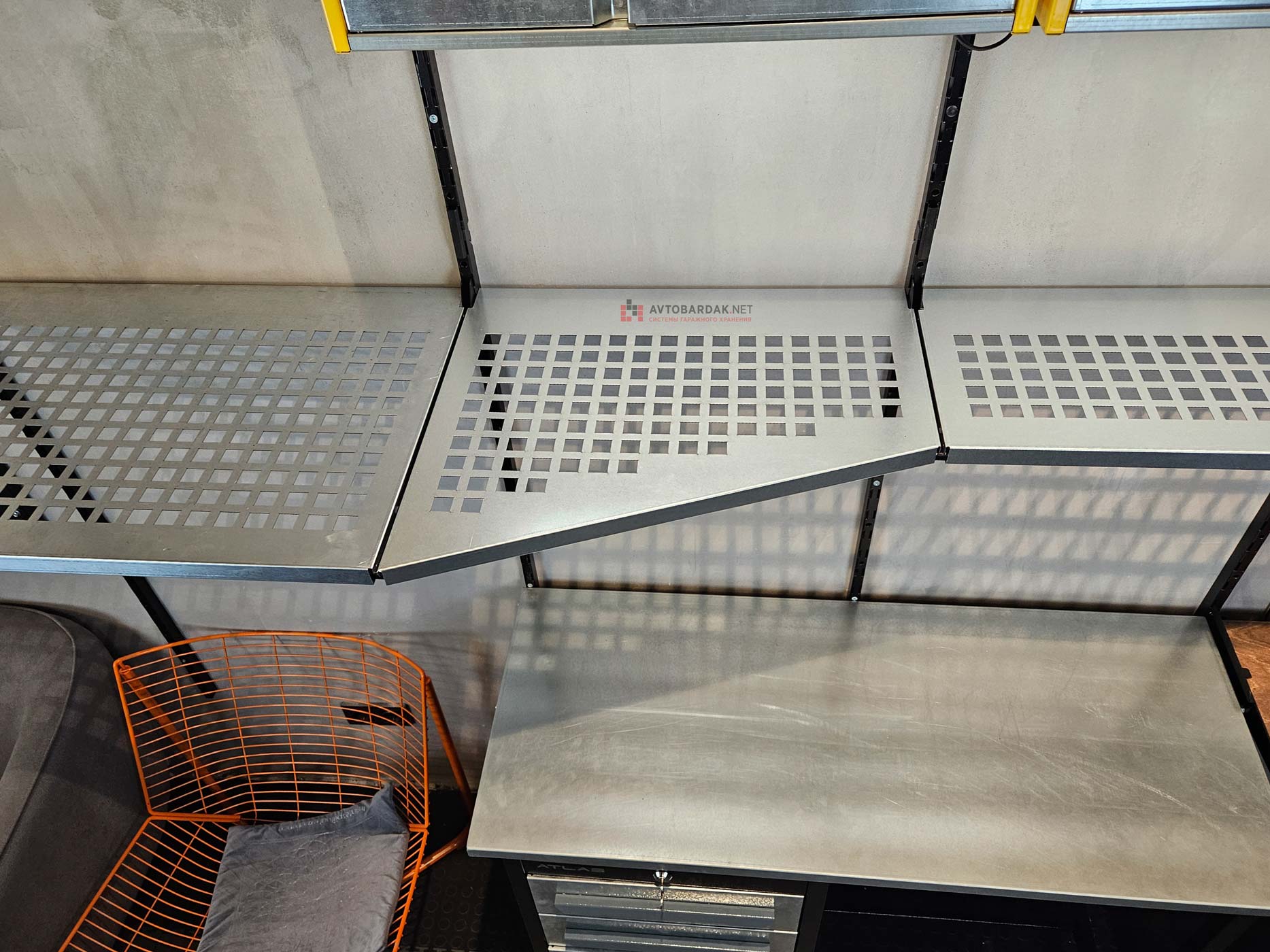 Купить металлическую полки с переходом по глубине