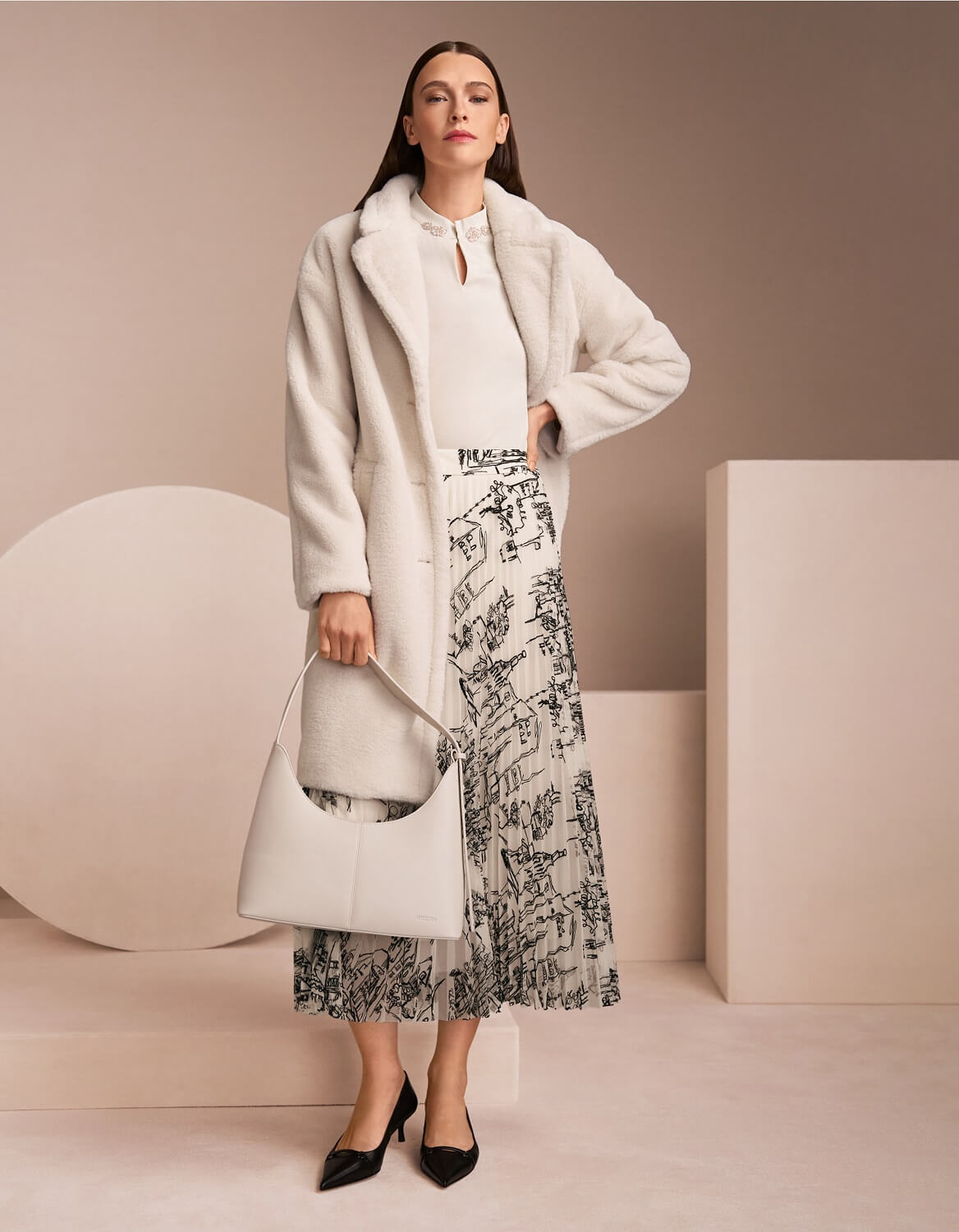 Распродажа с пользой: какие вещи стоит купить сейчас и носить весной