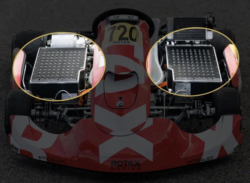 Литий-ионные батареи Rotax E20 &mdash; расположение по бокам сиденья