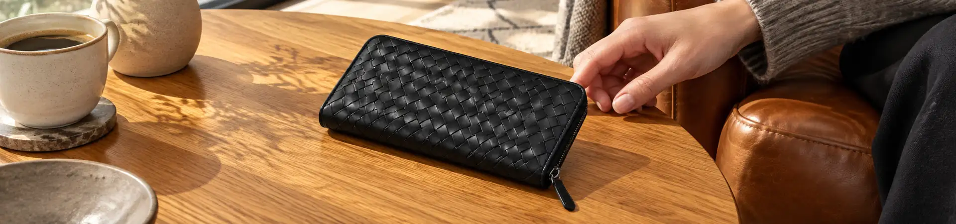 Бумажник чёрный от Bottega Veneta Zip Around (арт. 04293c) BP5-079330 в lifestyle-сцене к статье «Молния по кругу: как устроен Bottega Veneta Zip Around»