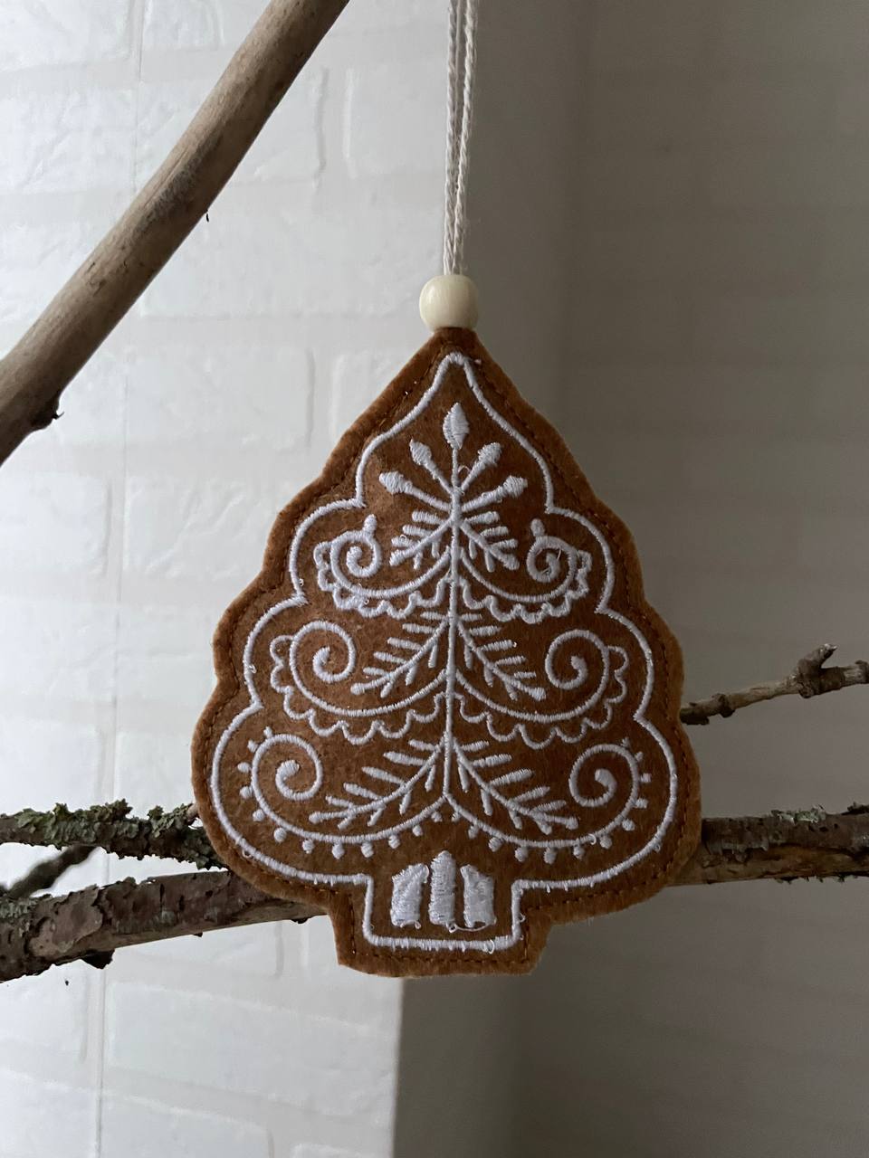 Ёлочка пряничная. Подвеска из фетра с вышивкой TSF-251124-Midi