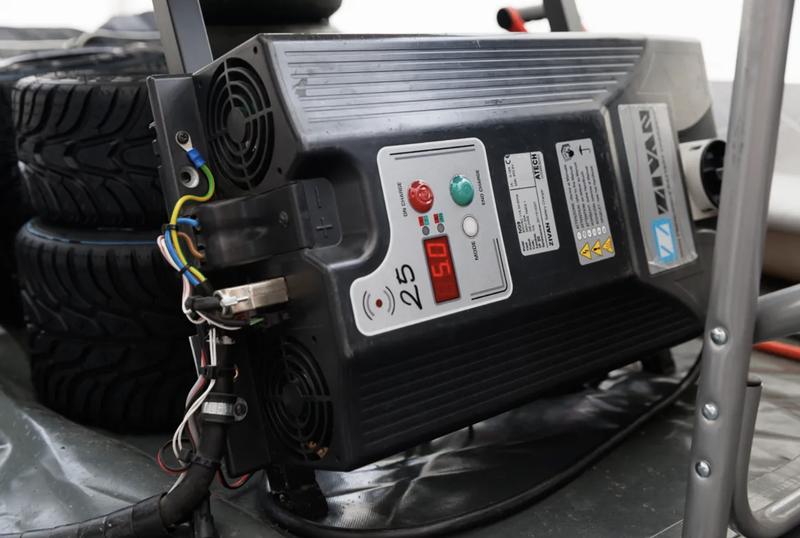 Зарядная станция для батарей Rotax E20 на генераторе