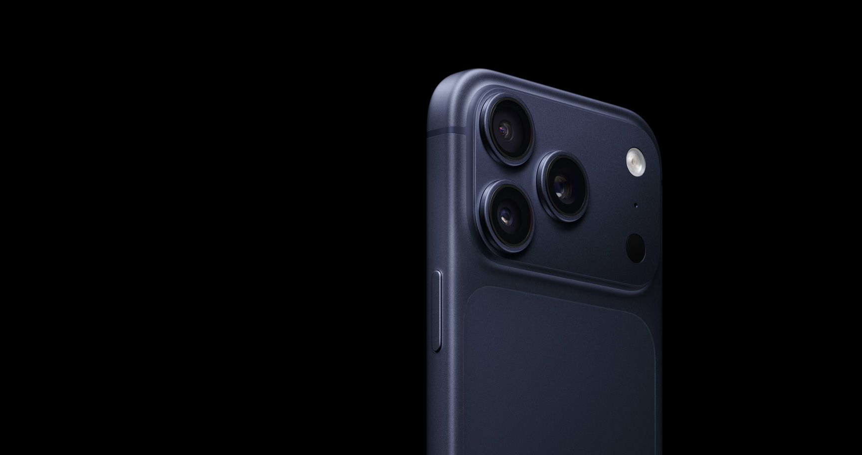 iPhone 17 Pro в синем цвете крупным планом