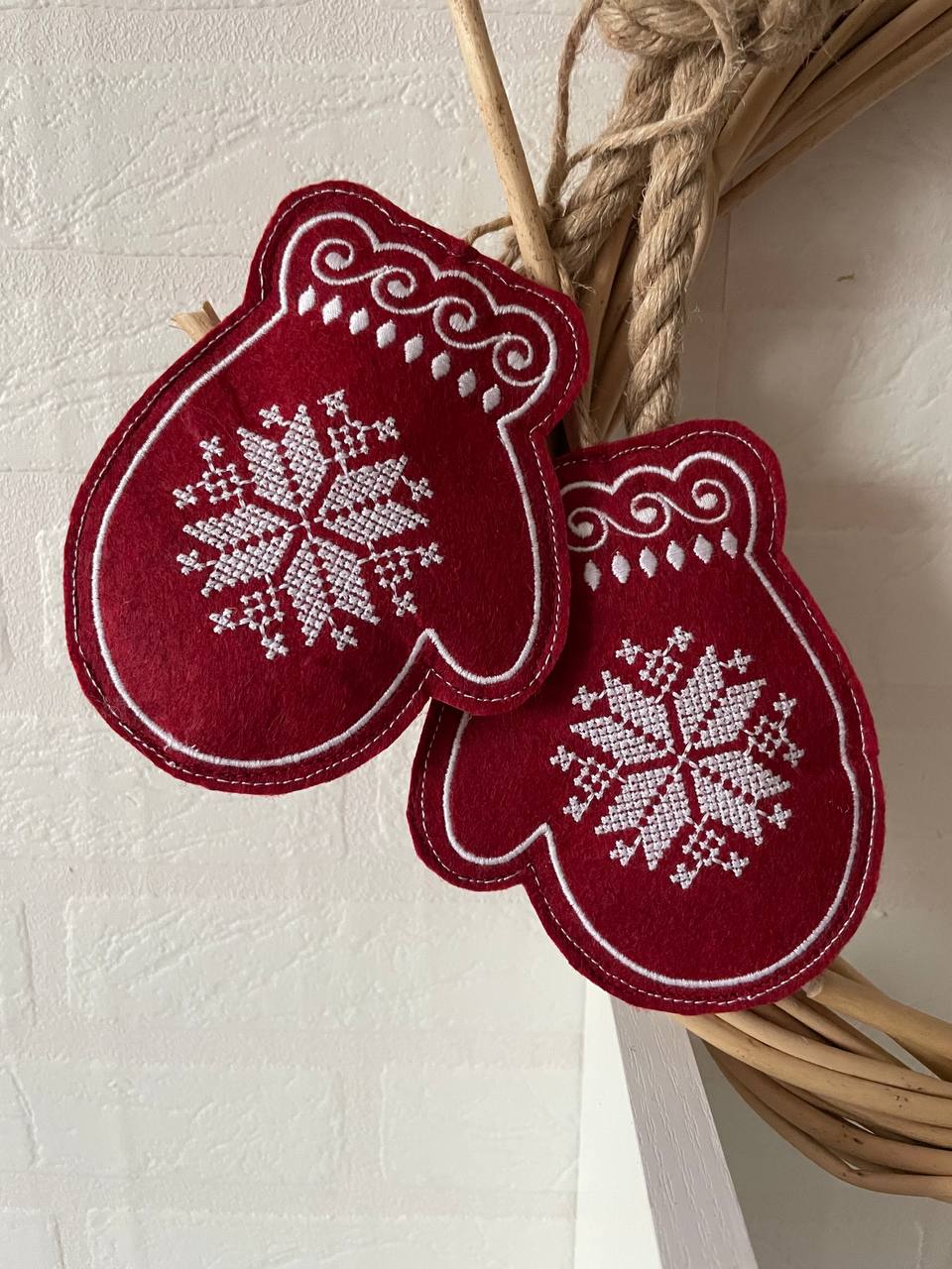 Варежки бордовые. Пара из фетра с вышивкой в этностиле TSF-25-1120-Midi Варежки бордовые. Пара из фетра с вышивкой в этностиле TSF-25-1120-Midi