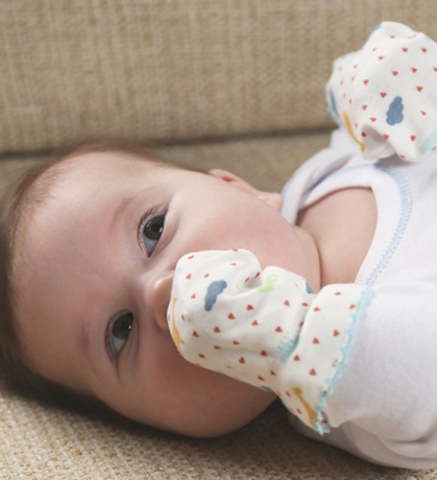 Царапки – многофункциональный предмет в гардеробе новорожденного