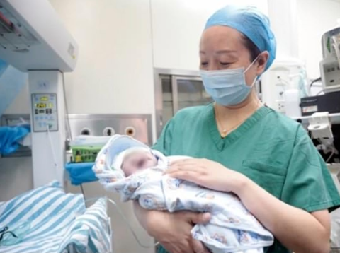 Женщина родила близнецов с интервалом в 10 лет