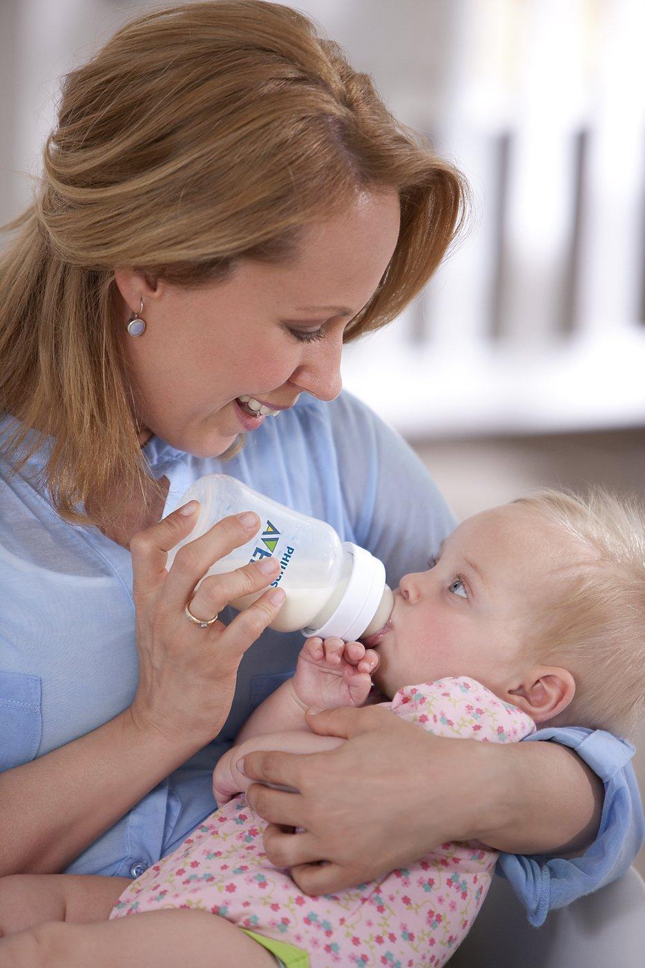 Позы для кормления из бутылочки. Кормление из бутылочки новорожденного. В каком положении кормить новорожденного из бутылочки. Позы для кормления из бутылочки. С 1 мес.