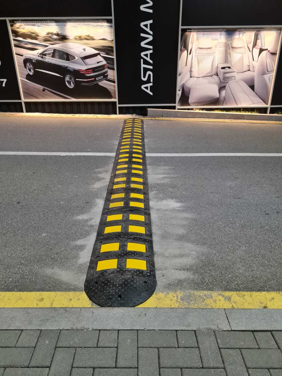 Наши ИДН на территории автосалона Land Rover в Алматы Наши ИДН на территории автосалона Land Rover в Алматы