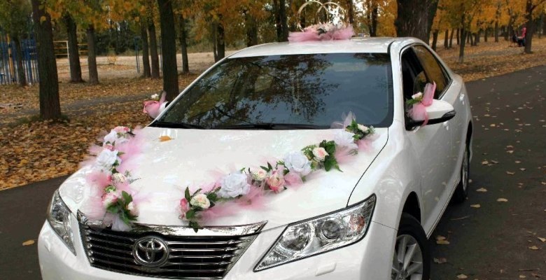 Свадебный декор: цветочная гирлянда на авто
