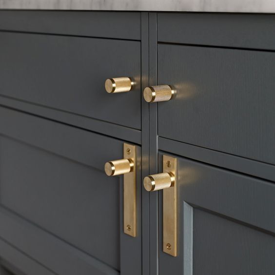 Из-за чего изделия из латуни теряют свой цвет?