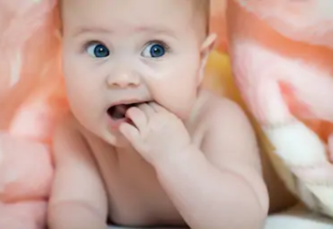 В каком возрасте нужно выкладывать младенца на живот перед кормлением?