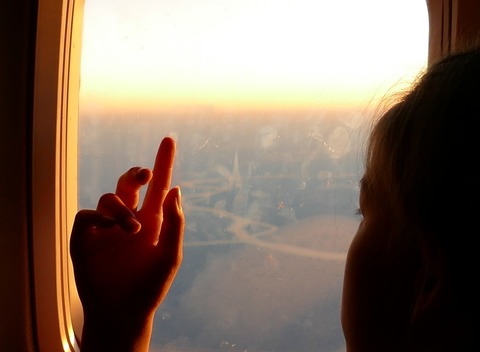 В самолёте с ребёнком: что делать, чтобы полет прошел комфортно?!