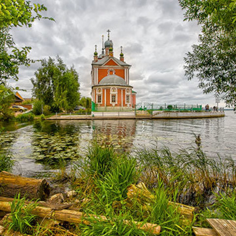 Переславль-Залесский: храм у озера