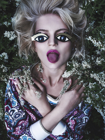 Серьги дизайнера Jennifer Loiselle в съмке 