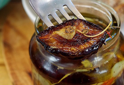 Вяленые сливы с чесноком, травами и солью