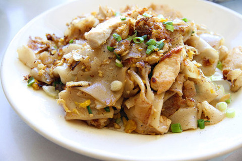 Готовое блюдо — Тайская жареная лапша с клецками