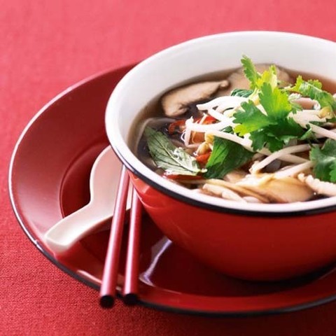 Готовое блюдо — Китайский суп с грибами и рисовой лапшой