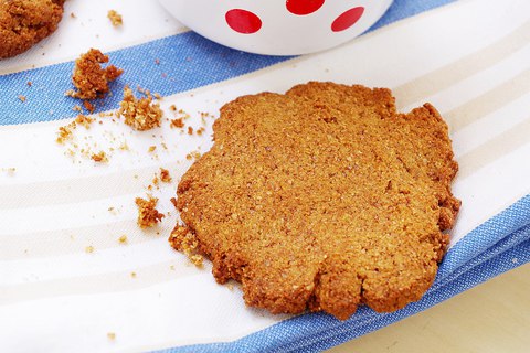 Песочное цельнозерновое печенье с корицей