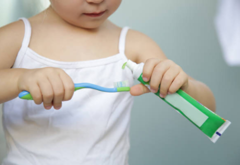 Как научить малыша чистить зубы?