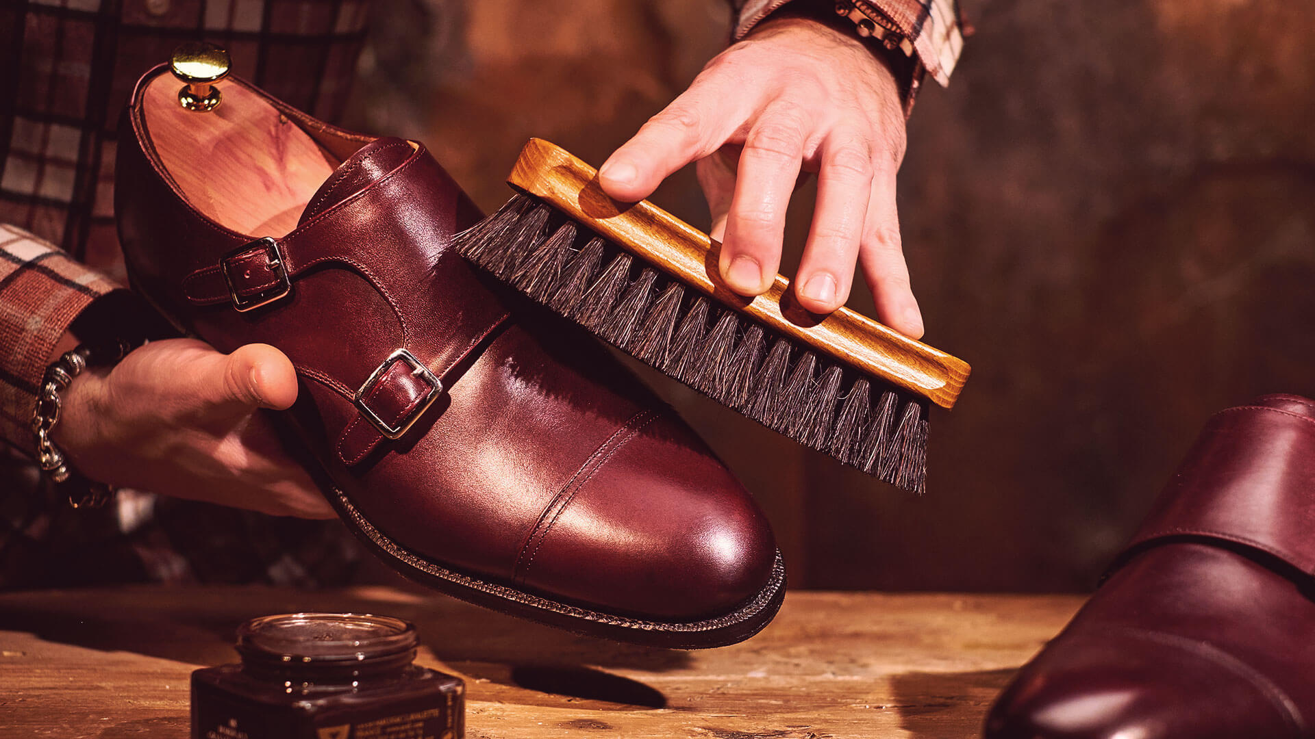 Уход за замшевой обувью: как почистить и сохранить - Химчистка «ЦЕХ»