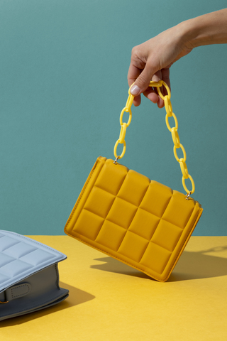 Минимализм в аксессуарах: почему маленькая сумка — новый must-have