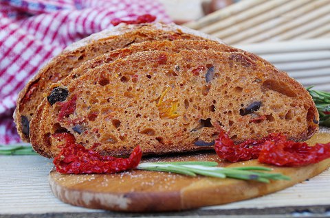 Хлеб с вялеными томатами, маслинами и розмарином + пицца из хлебного теста