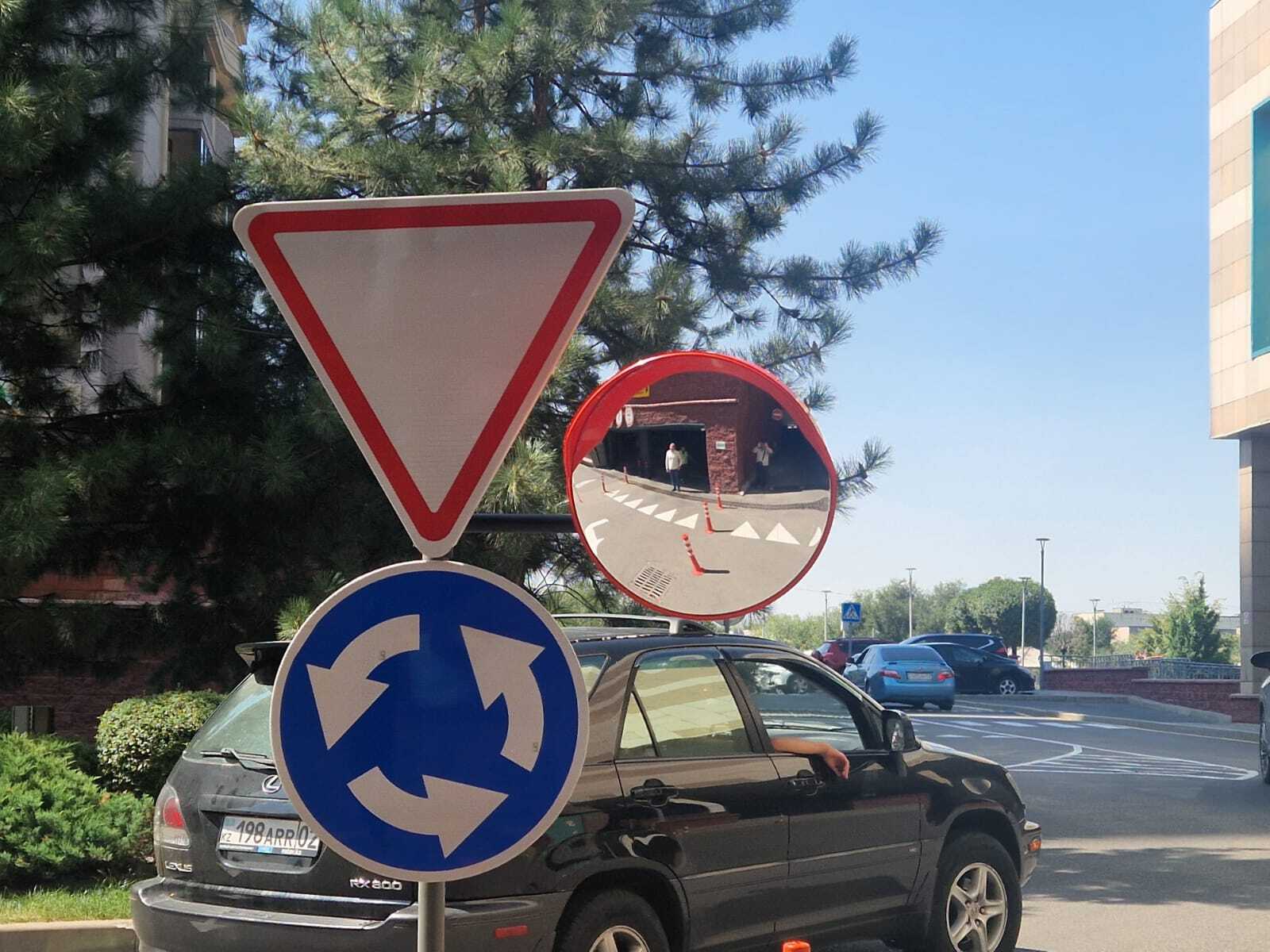 Установили зеркала! Установили зеркала!