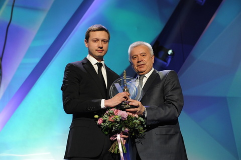 Вагит Алекперов вручил Илье Ковалеву премию за личный вклад в развитие социального предпринимательства