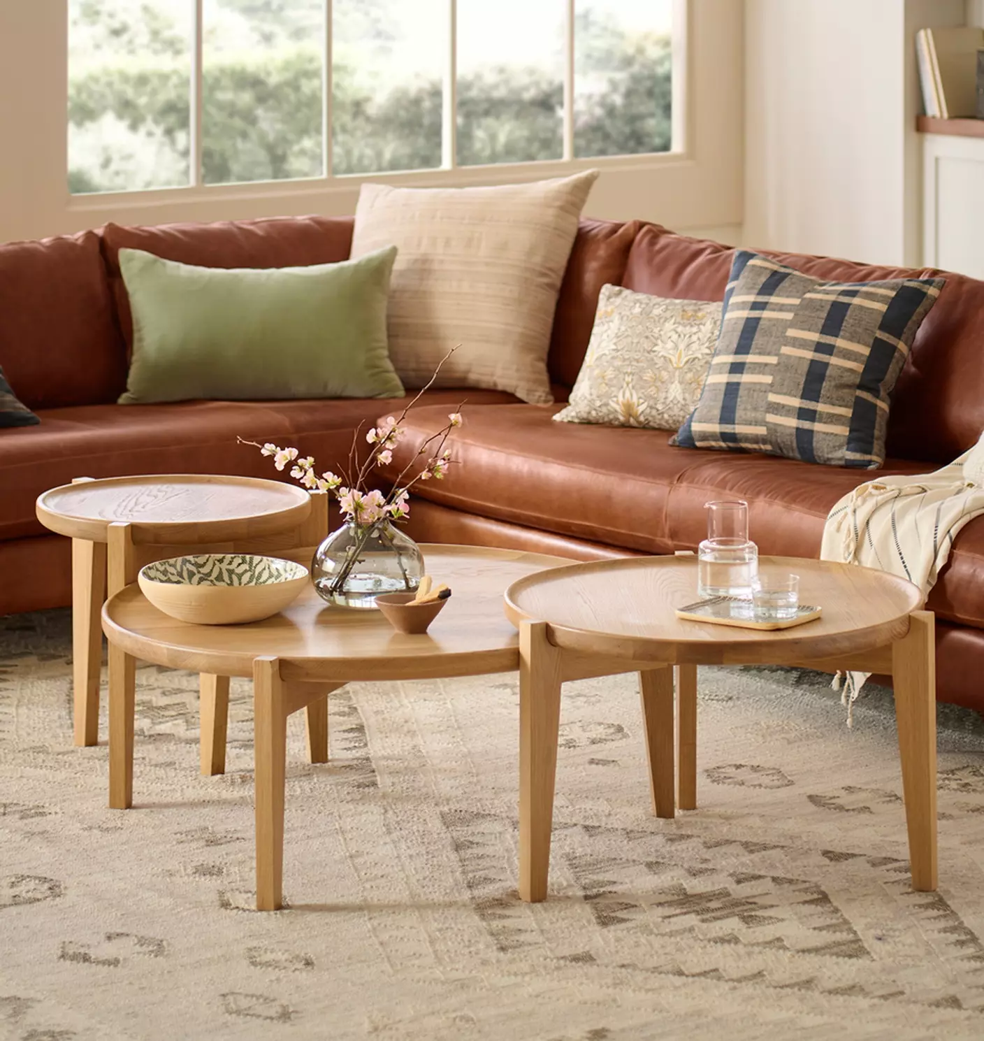 Журнальные, приставные, туалетные столики – стильные, практичные, функциональные, прочные и долговечные