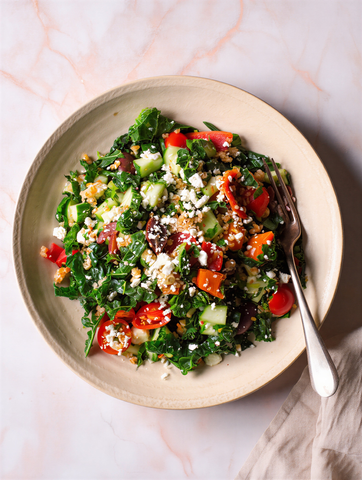 Средиземноморский салат с кейлом и булгуром